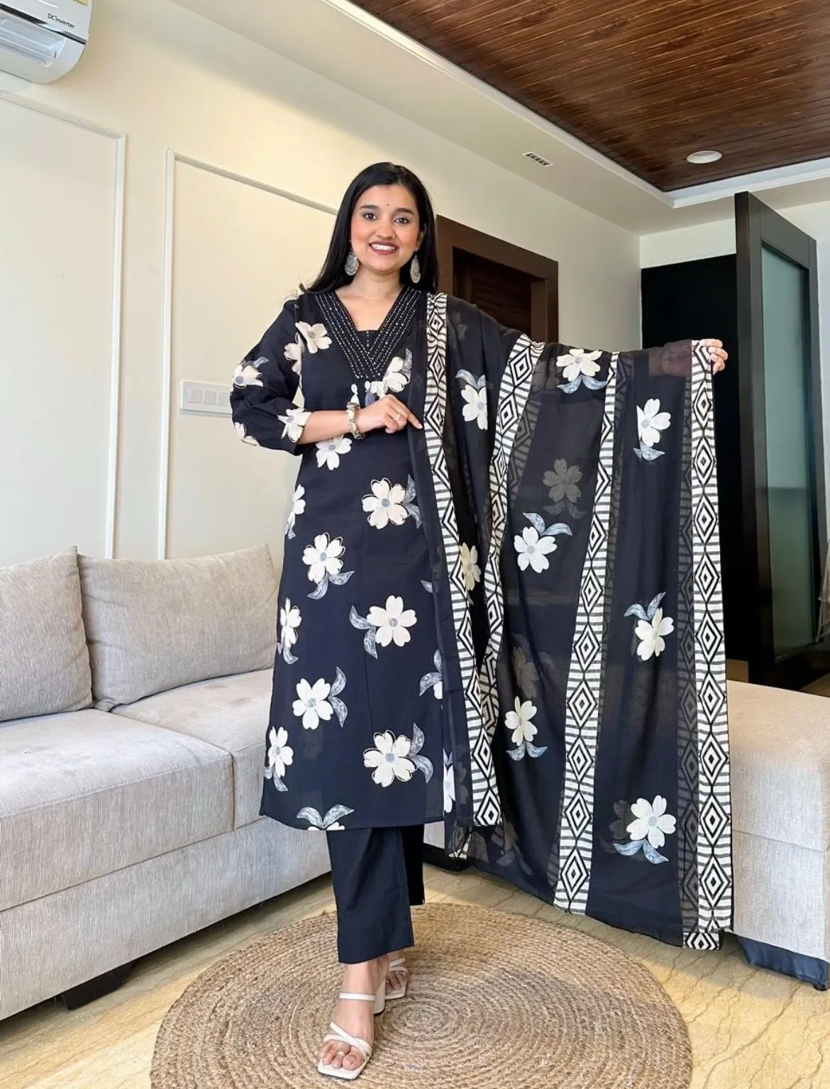 Straight Discharge Floral Print Kurta Set with Balloon Sleeves